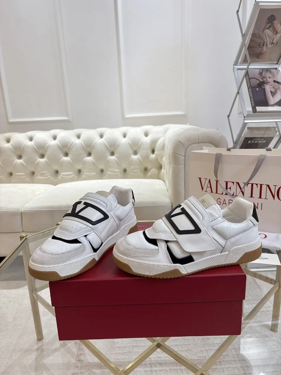 👟👟Ex-factory price 640👟👟 🔺Valentino🔺 Valentino casual shoes! Top version!  Purchase the original version and develop it 1:1! Lasting technology, classic splicing, fashionable and versatile, 🎁Full set of packaging at the same time at the counter. Fabric: customized cowhide + super soft sheepskin + mercerized cow suede. Lining: original double-sided velvet + breathable mesh. Outsole: original TPU material outsole, non-slip and wear-resistant. Code number: men 39~46